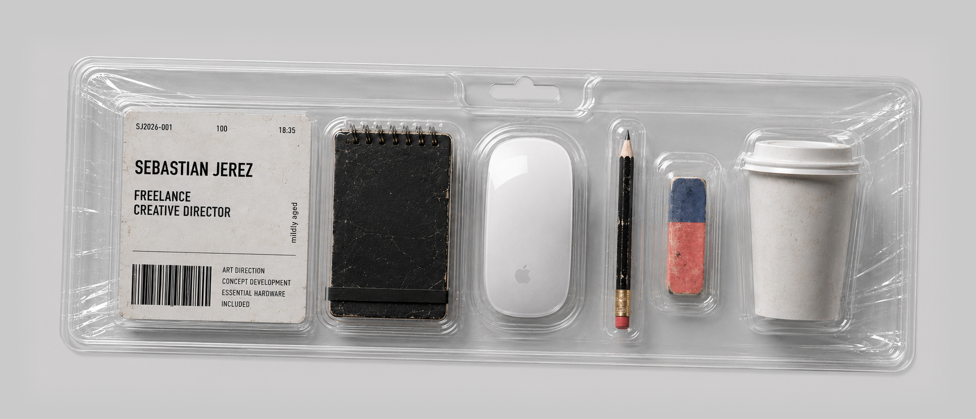 Toolbox eines Freelance Creative Directors mit Notizbuch, Maus, Bleistift, Radiergummi und Kaffeebecher